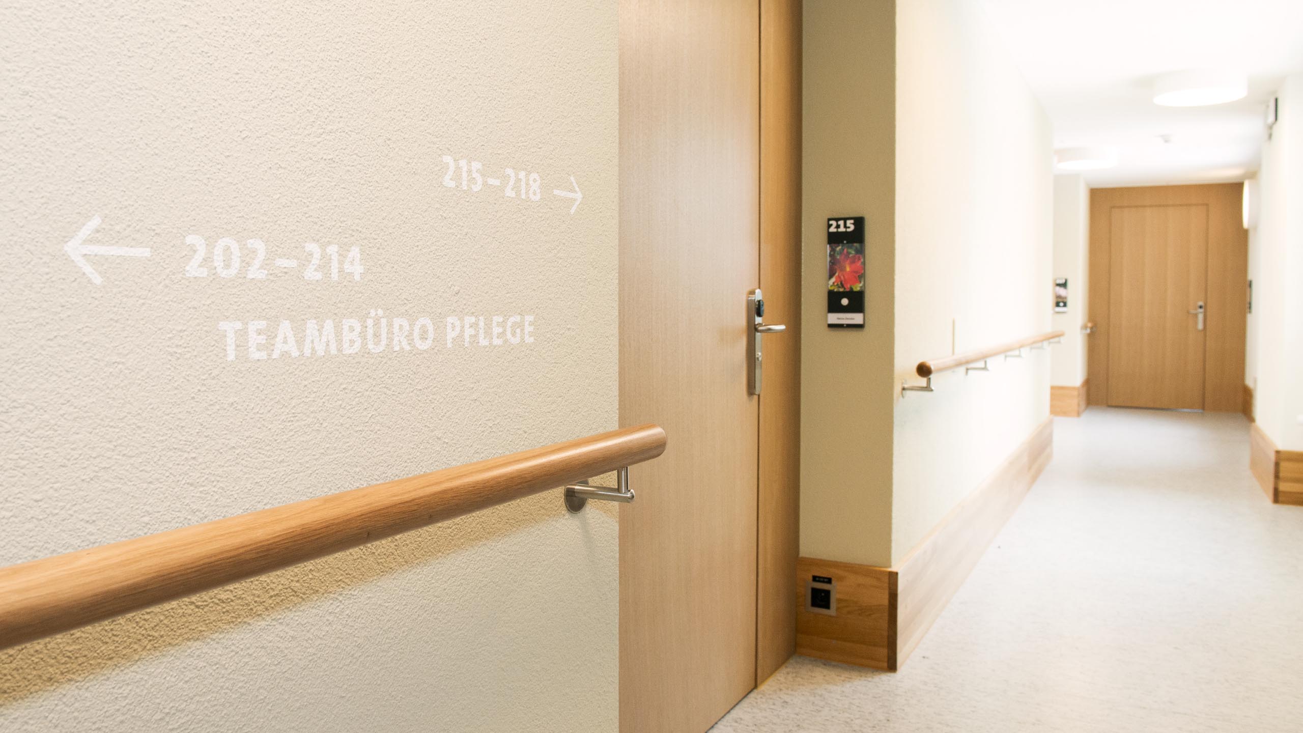 Riedhof, Leben im Alter, Altersheim, Pflegezentrum, Branding, Corporate Design, Werbung, Webdesign, Signaletik, Beschriftung, Information und Wegweisung, Social Media, Markendesign, Beschriftungs- und Reklamekonzepte, Kommunikationskonzept, Kampagnen, Events, Websites und mobile Applikationen, Logodesign, Logo, Signaletikrichtlinien, Fahrzeugbeschriftung, Grafik