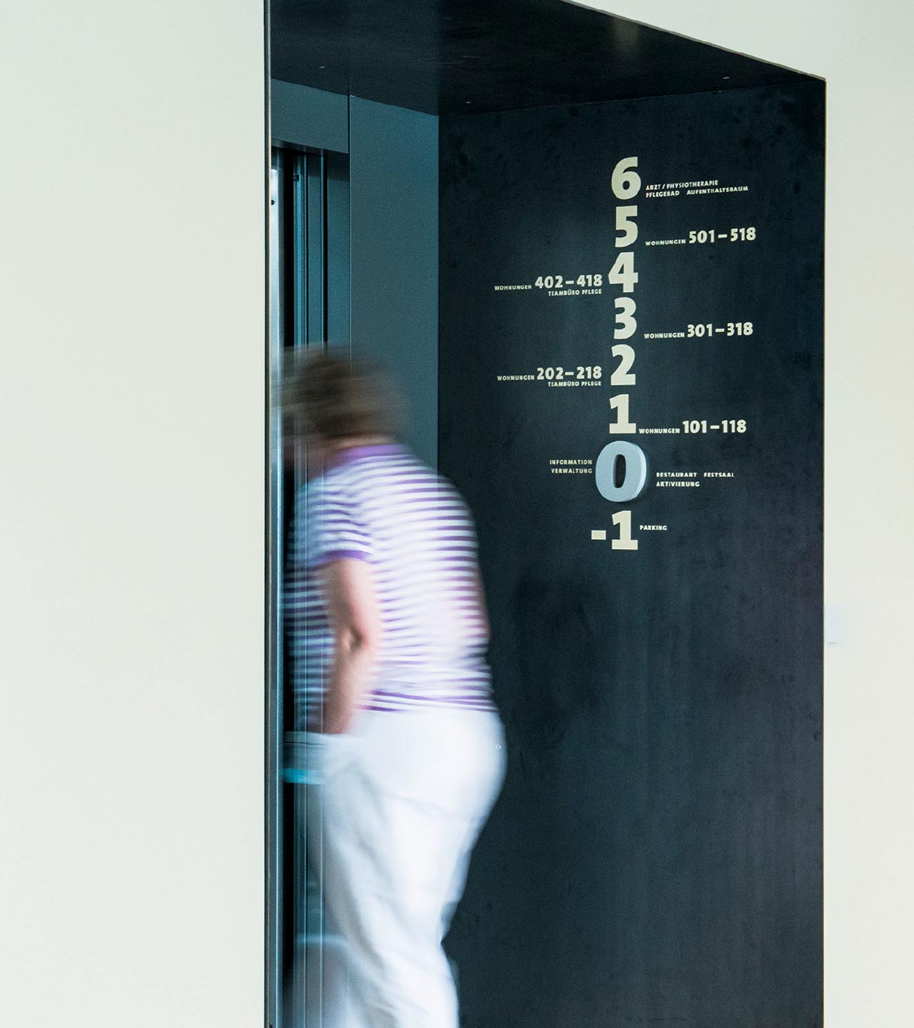 Riedhof, Leben im Alter, Altersheim, Pflegezentrum, Branding, Corporate Design, Werbung, Webdesign, Signaletik, Beschriftung, Information und Wegweisung, Social Media, Markendesign, Beschriftungs- und Reklamekonzepte, Kommunikationskonzept, Kampagnen, Events, Websites und mobile Applikationen, Logodesign, Logo, Signaletikrichtlinien, Fahrzeugbeschriftung, Grafik